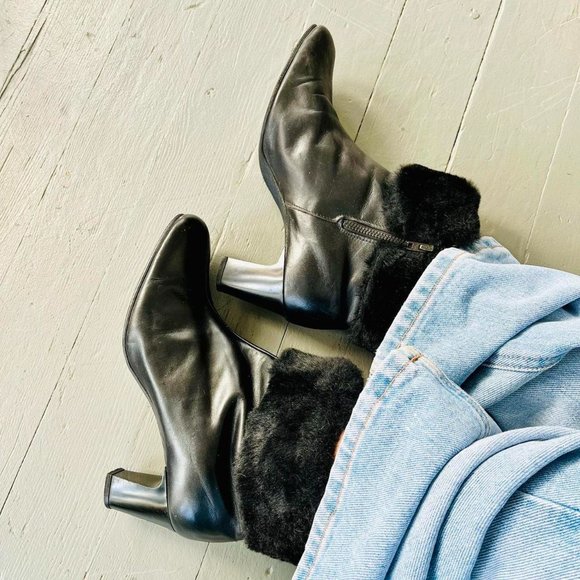 Vintage 60s genuine leather & faux fur cuffs black ankle boots 7 / 7.5 US - Picture 2 of 4